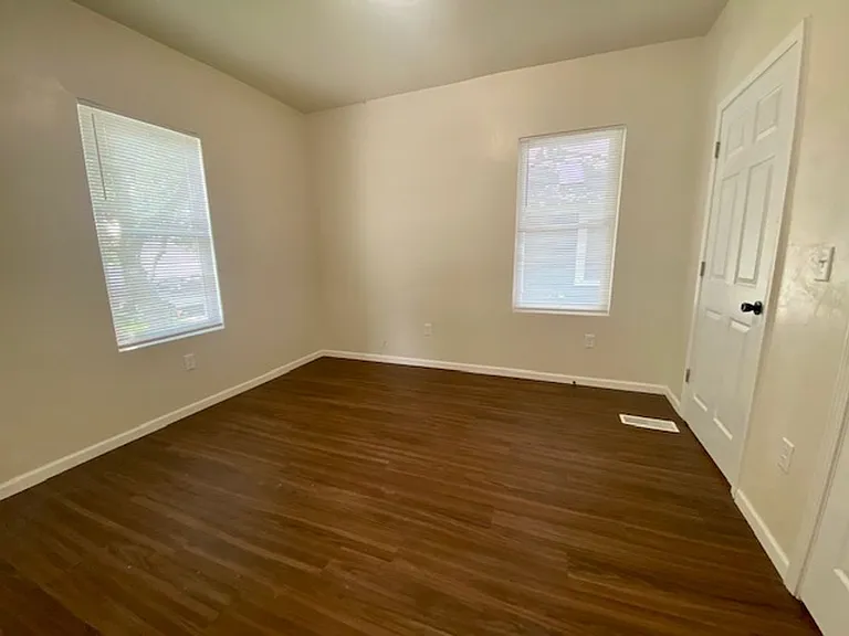 1172 E Walnut St — Photo 16