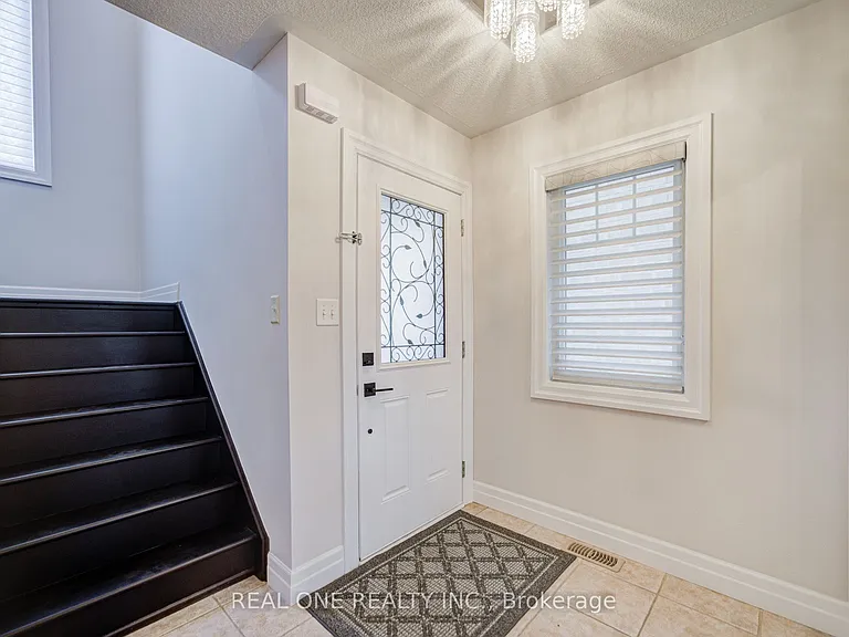 27 Cranston St #UPPER — Photo 15