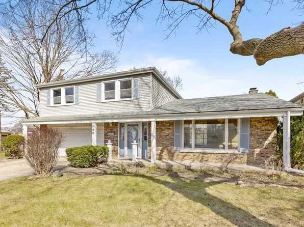 120 Ambleside Rd, Des Plaines, IL 60016