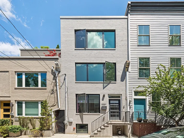 2231 Pemberton St — Photo 1