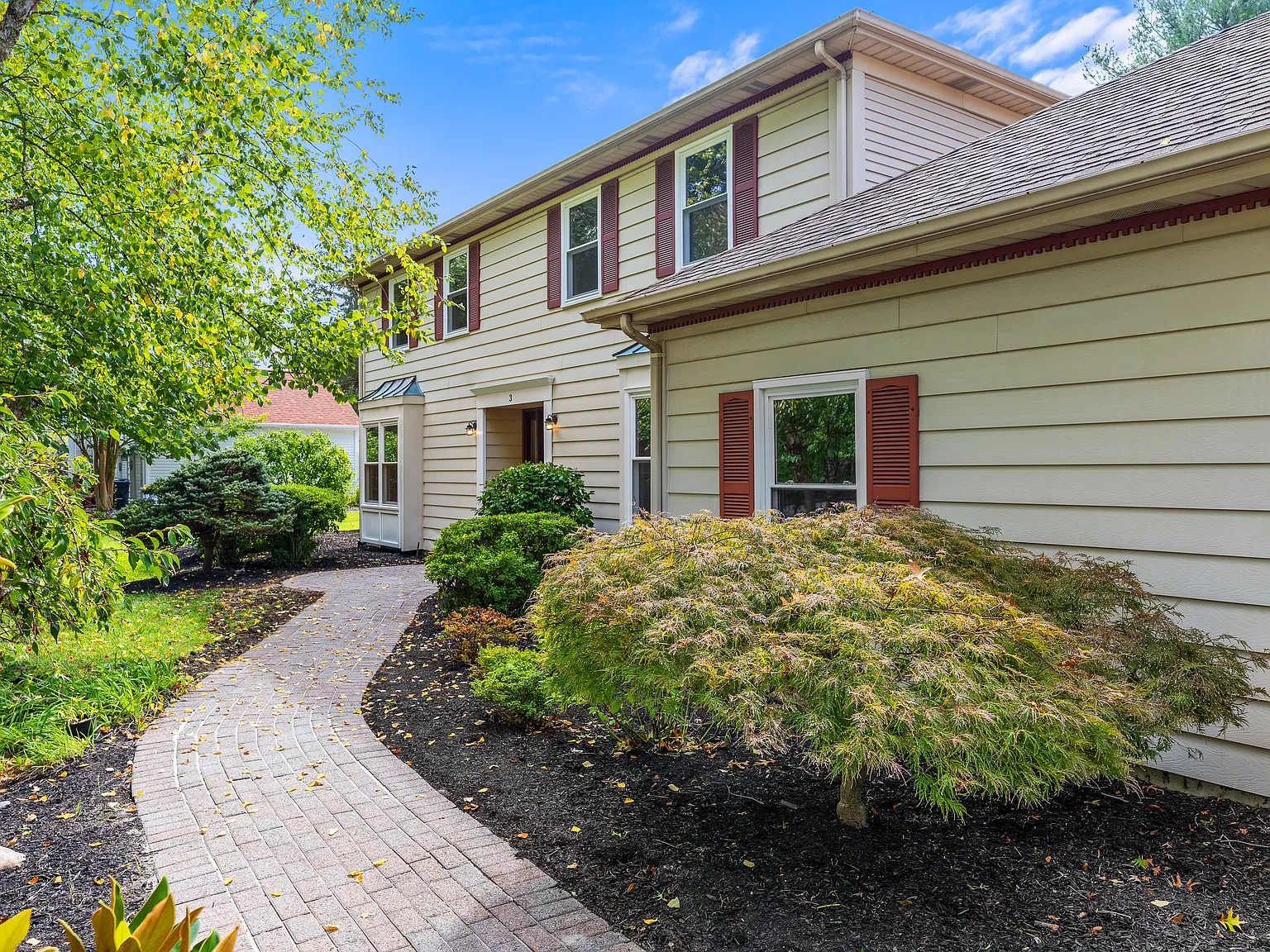 5 bed, 2.5 bath, 2640 sqft, $5,000 — Photo 1