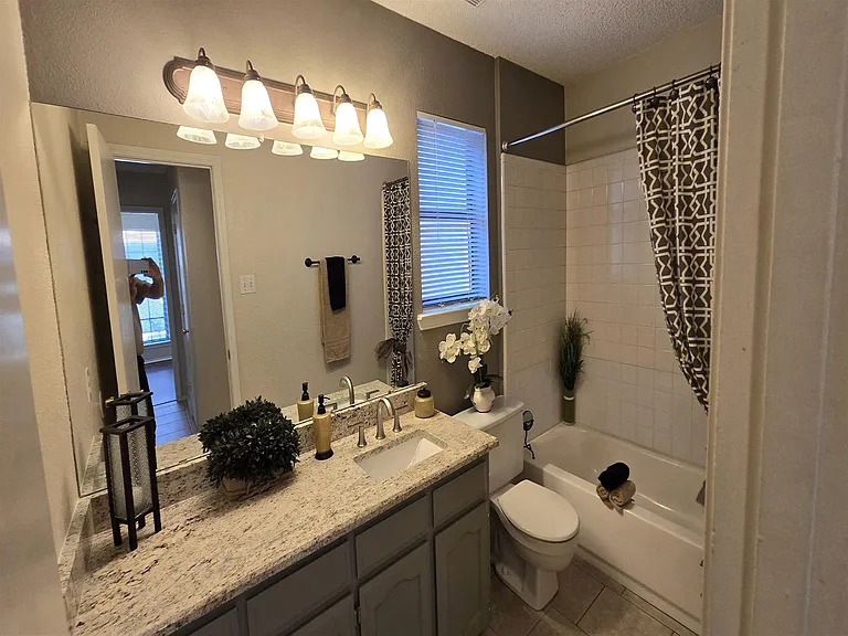 Hall Bath With Shower and Tub