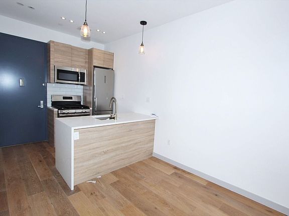 4th image of 802 Sterling Pl #2RR