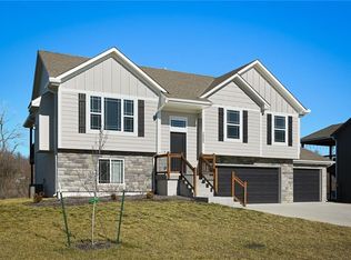 20605 Copper Creek Dr, Peculiar, MO 64078