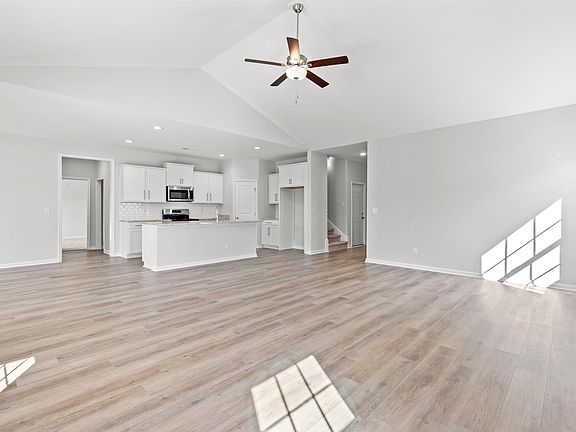 4th image of 1393 Loop Circle