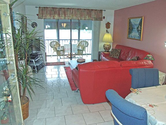 Living/dining area