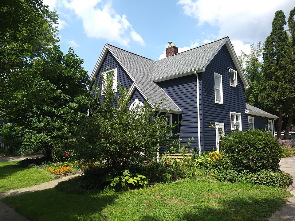 2nd image of 154 Clinton St