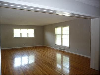 4th image of 21 Maple Dr