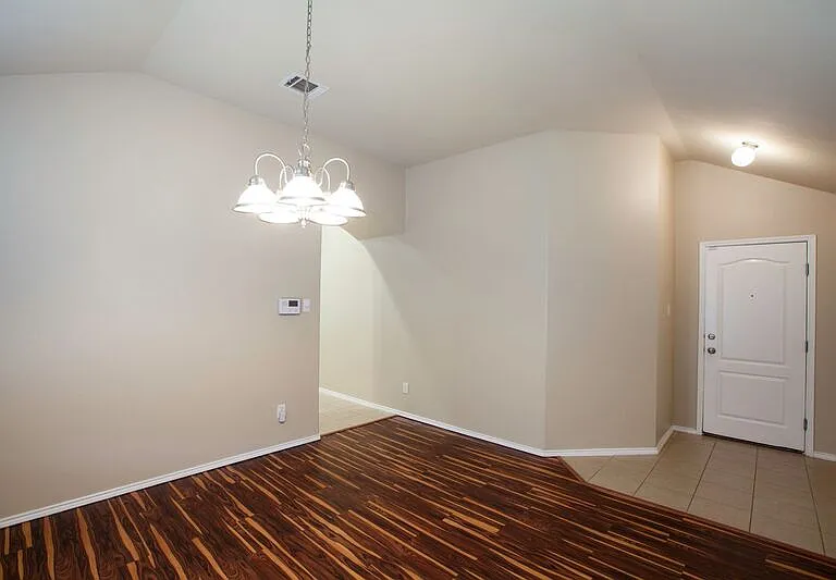 709 Alder Dr — Photo 4