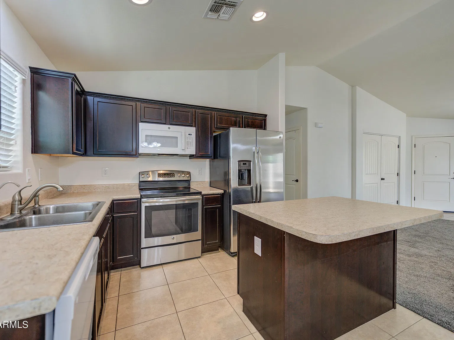 3 bed, 2.0 bath, 1472 sqft, $1,795 — Photo 3