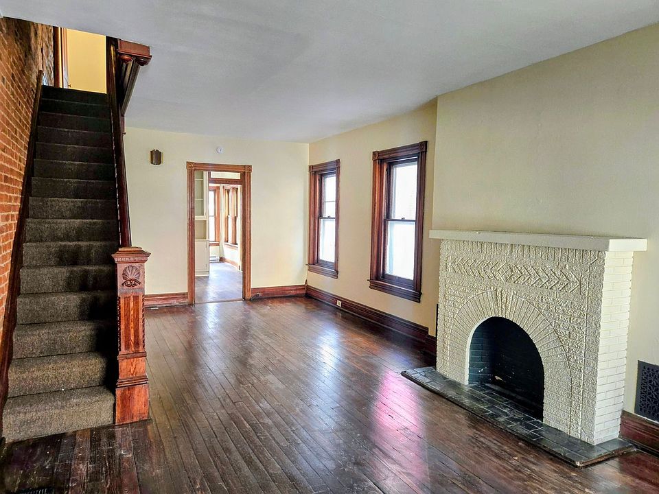 1st image of 916 W Washington St