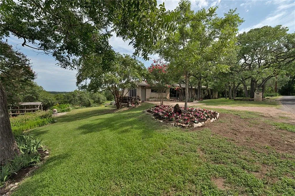 3 bed, 2.0 bath, 2285 sqft, $4,000 — Photo 3