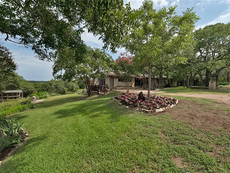 610 Lancelot Way — Photo 3