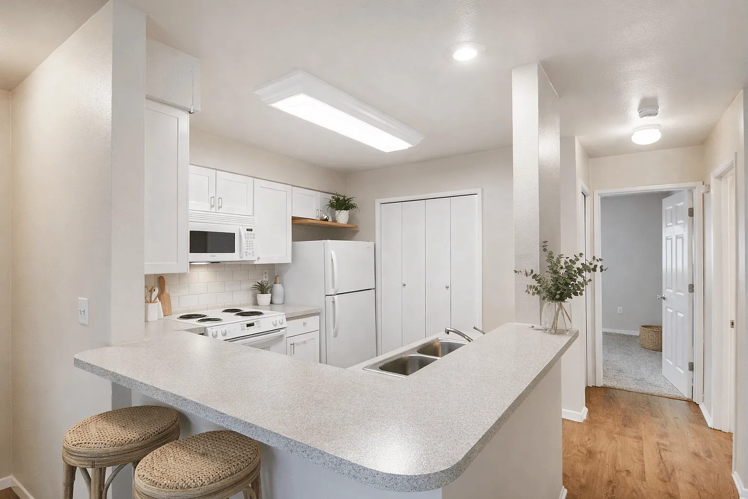 Stratford Apartments — Photo 3