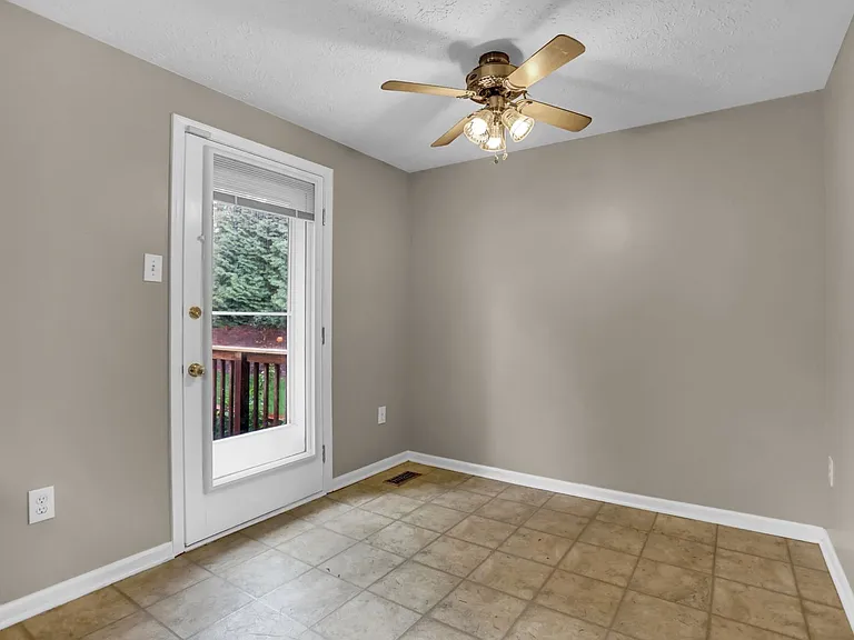 437 Ashton Ln — Photo 11