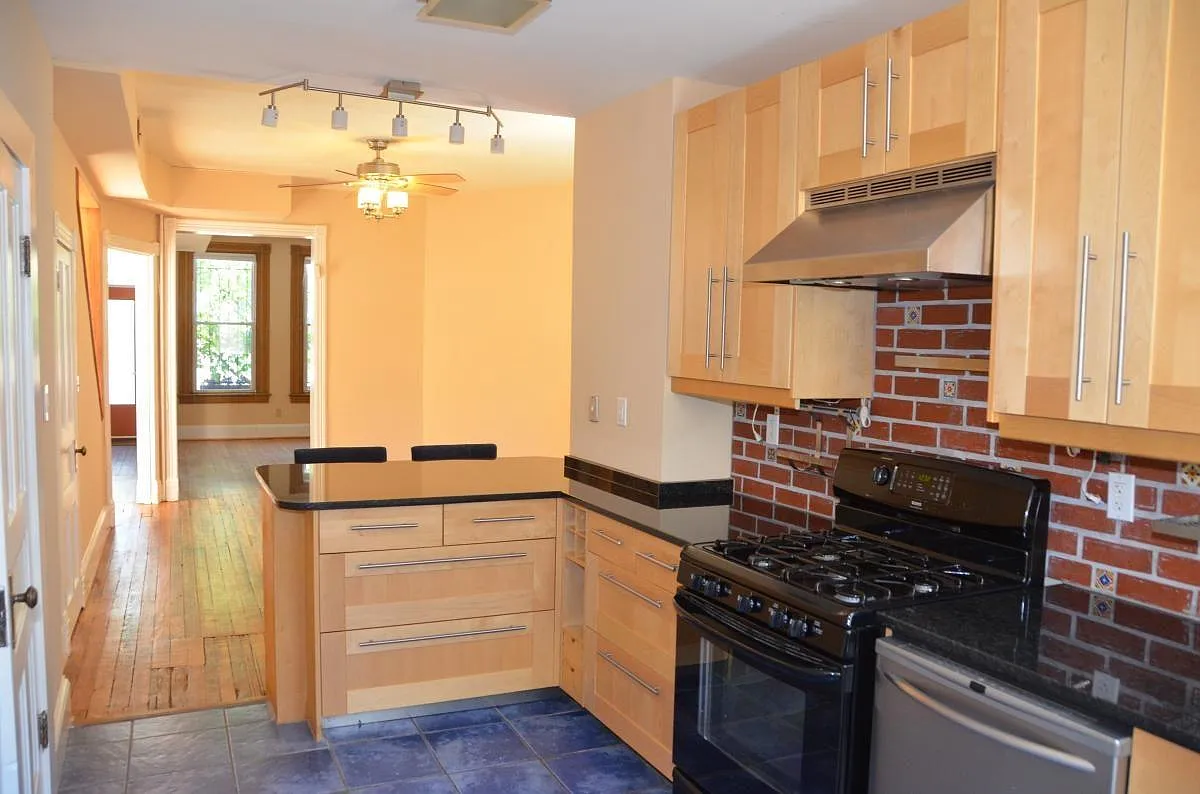 613 Acker Pl NE photo 1