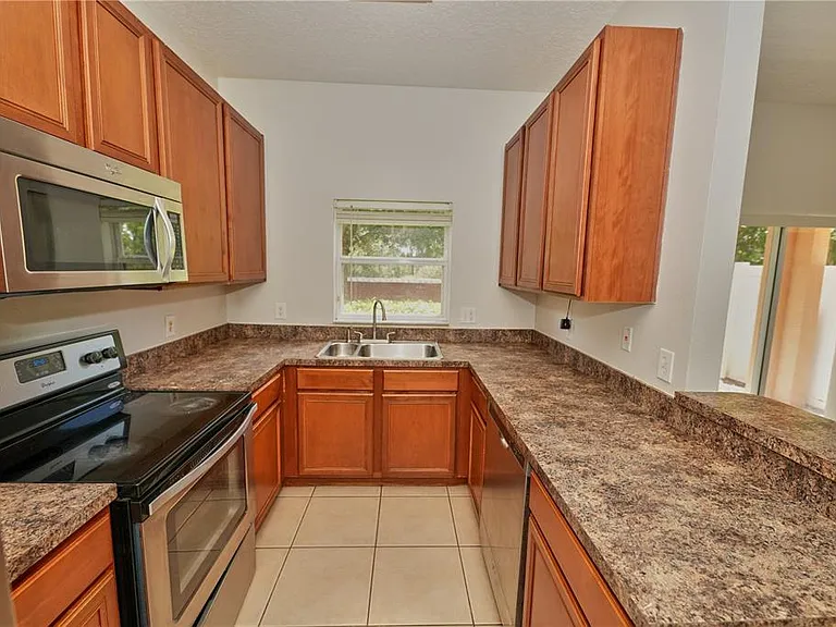2730 Retreat View Cir — Photo 11