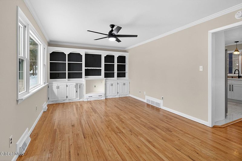 3rd image of 271 Vly Road