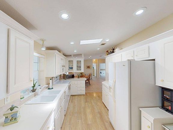 4th image of 221 Tiger Lilly Dr