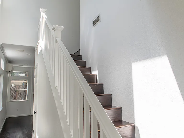 652 Charleston Ct — Photo 9