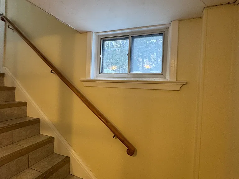 207 Lawrence Ave #BASEMENT — Photo 8