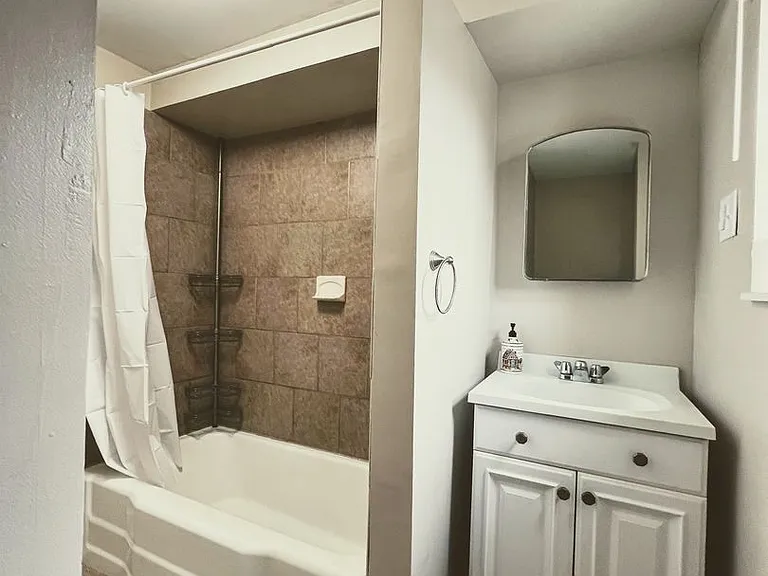 2332 Arlington Ave — Photo 3
