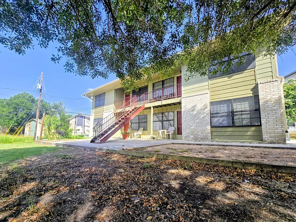 102 Lady Bird Ln #D