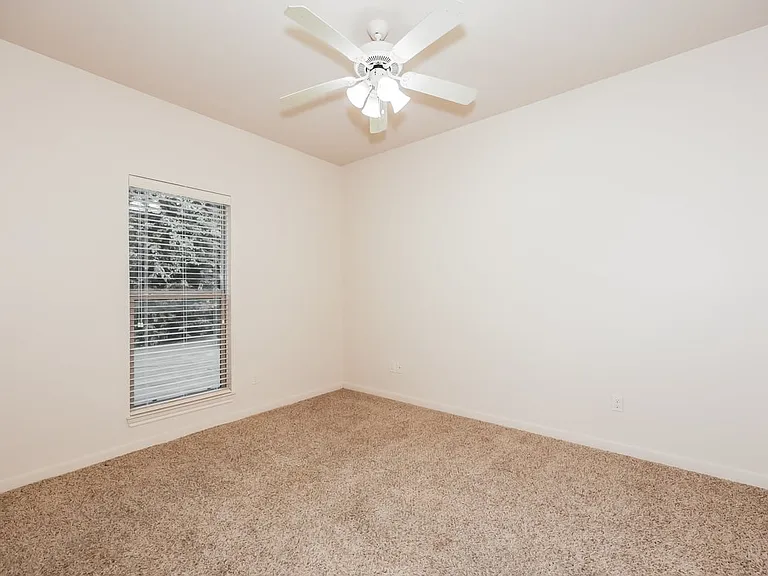2100 Breezy Dr — Photo 10