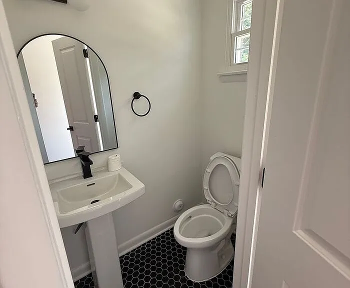 708 Hawes Ct — Photo 4