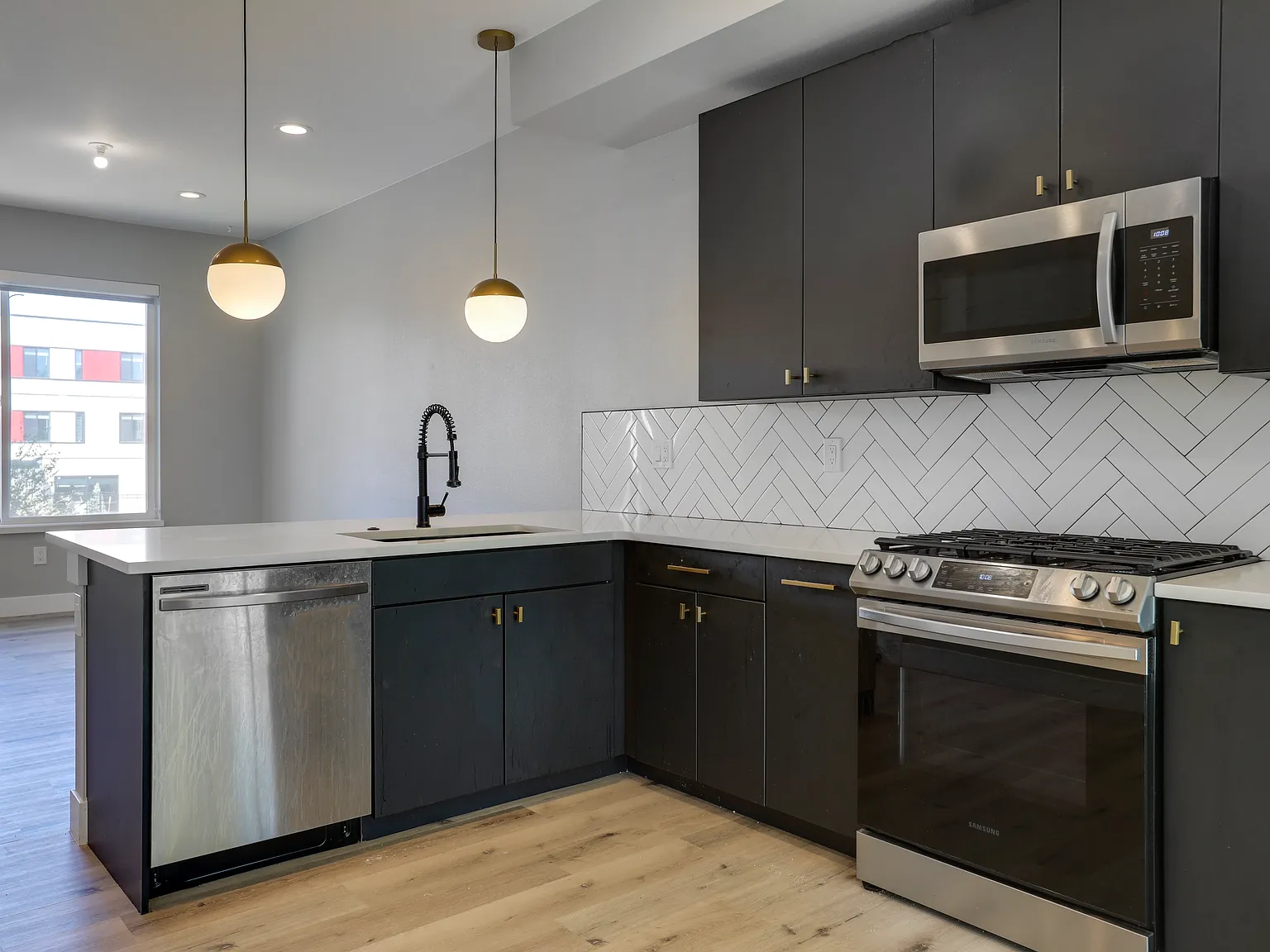 3 bed, 1504 sqft, $3,175 — Photo 3