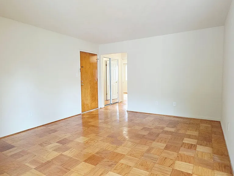 Columbia Courts Apartments — Photo 26