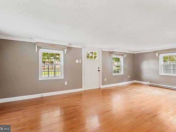 4th image of 204 Schoolhouse Ln