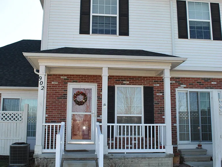 902 Riversedge Dr — Photo 1