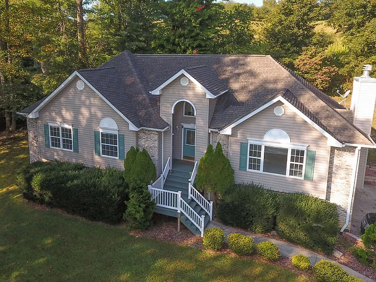 210 Winding Way Ln — Photo 1