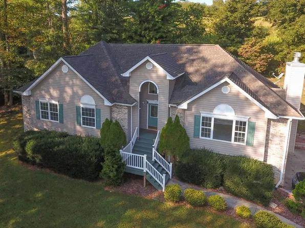 210 Winding Way Ln, Hendersonville, NC 28792