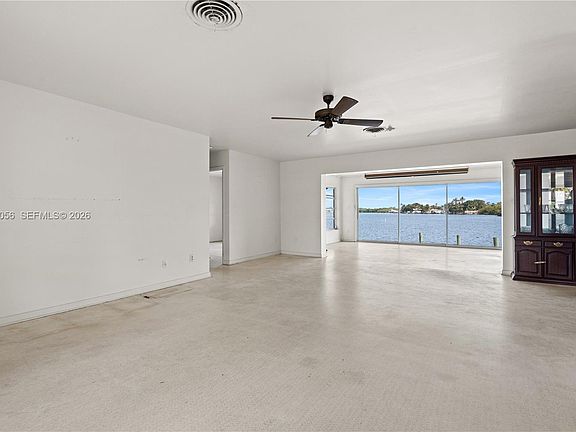5th image of 216 SW Cabana Point Cir