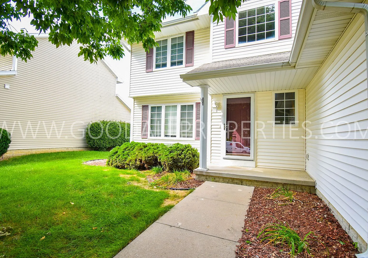 Spacious 3-Bedroom West Des Moines Home with Finished Basement & 2-Car Garage — Photo 2