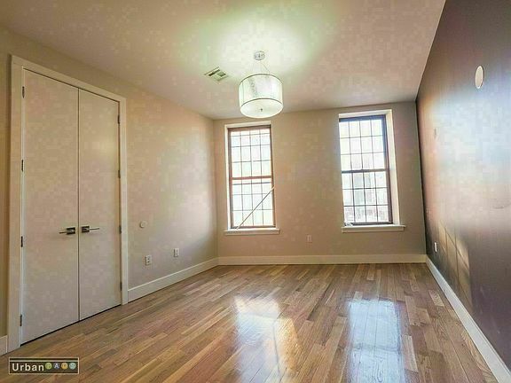 4th image of 146 Evergreen Ave #2A