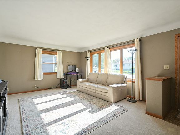 4th image of 1215 Brockman Dr SE