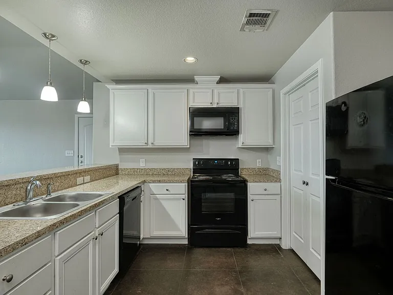 104 Castleberry Ct — Photo 4