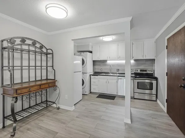 1675 South Coachlight DRIVE #B, New Berlin, WI 53151