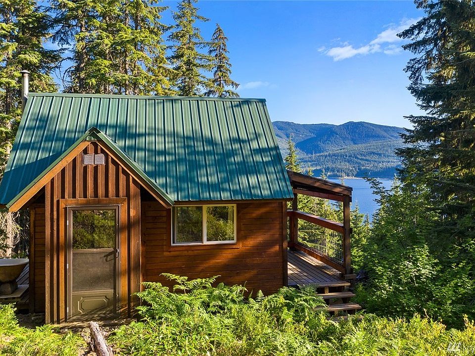 Welcome to 5154 FSR #4832 - Easton. This darling cabin has deck to enjoy the stunning view!