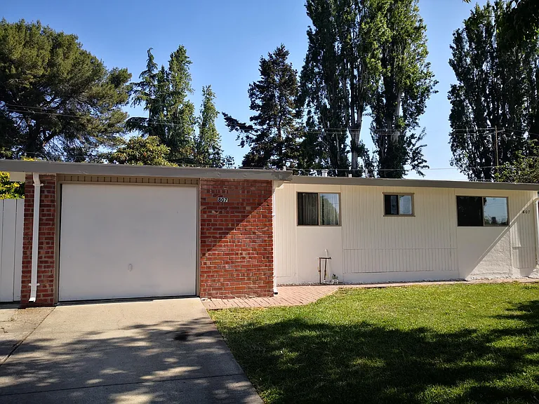807 Lakehaven Dr — Photo 2