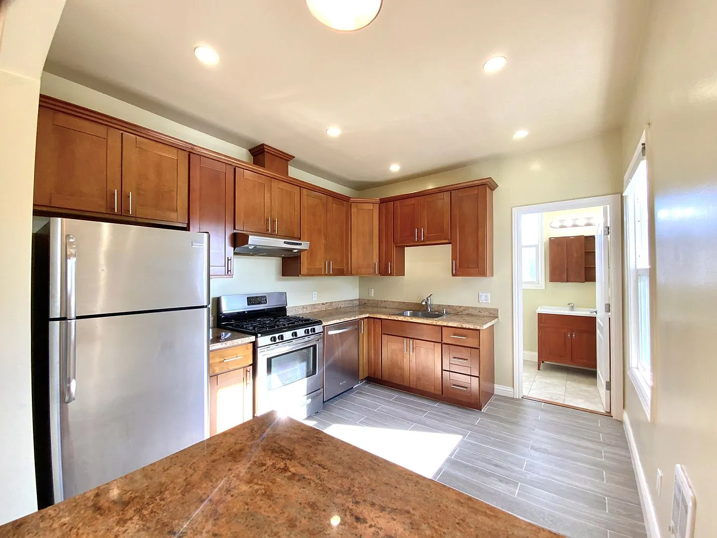 Updated Top Floor 2bd/1.5ba W/ Bonus Room. Laundry In-Unit! Parking! — Photo 3