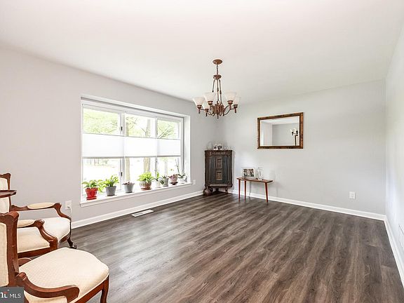 5th image of 227 Pine Valley Dr