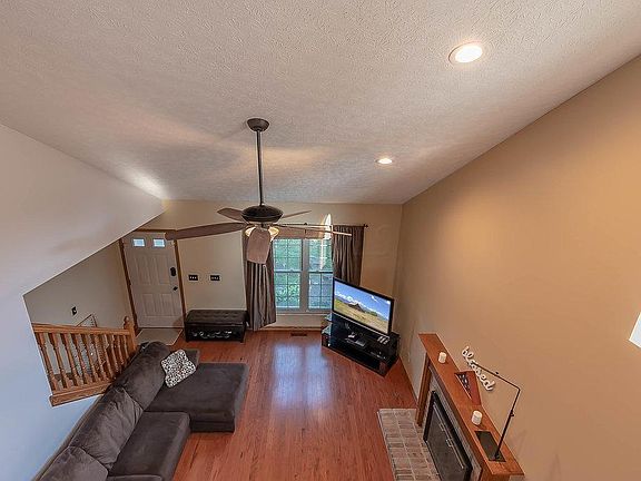 3rd image of 427 Bricktone Dr