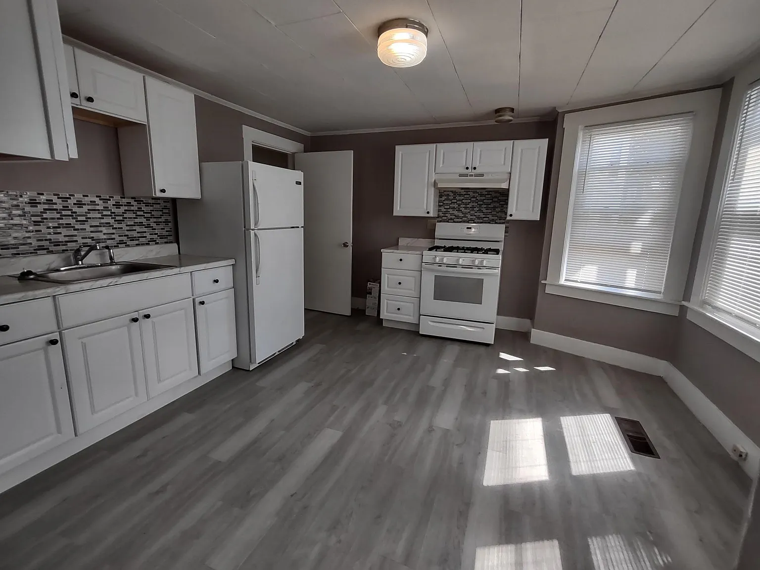 2 bed, 1.0 bath, 13862 sqft, $1,750 — Photo 2