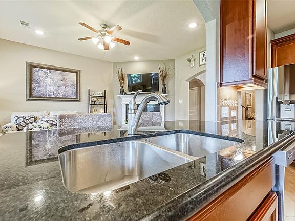 5th image of 319 Woodway Dr