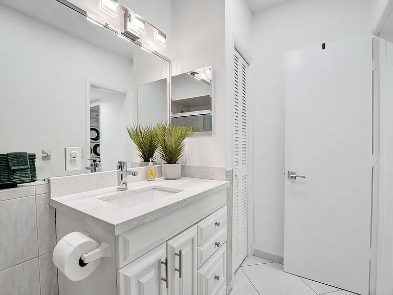 1450 N Riverside Dr #103 — Photo 42