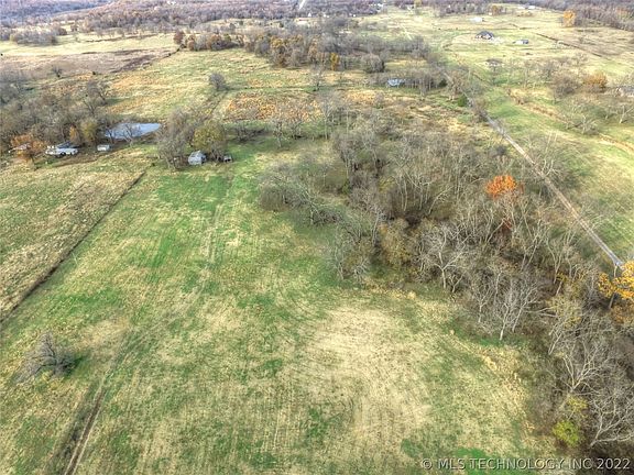 3rd image of 1652 N County Line Rd E